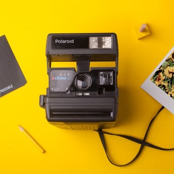 Камера моментальной печати Polaroid 636 крупным планом, черная