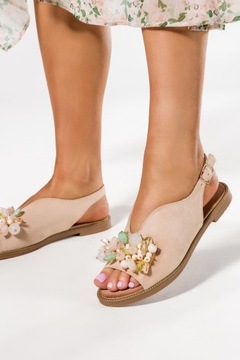 САНДАЛИИ ЖЕНСКИЕ С БУСАМИ НА ДЕКОРАТИВНОЙ ПЛОСКОЙ ПОДОШВЕ, БЕЖЕВЫЕ, размер 39