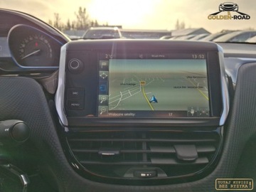 Peugeot 2008 I SUV Facelifting 1.2 PureTech 110KM 2016 Peugeot 2008 1,2 benz . 110 KM panorama navi automat podgrz.fot. alu oplac, zdjęcie 13
