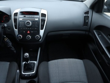 Kia Ceed I Hatchback 1.4 109KM 2009 Kia Ceed 1.4 CVVT, Klima, Tempomat, Parktronic, zdjęcie 7