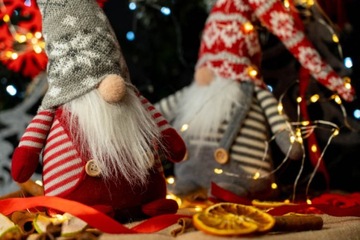 РОЖДЕСТВЕНСКОЕ УКРАШЕНИЕ ЭЛЬФИНИ РОЖДЕСТВЕНСКИЙ ГНОМ ПОД РОЖДЕСТВЕНСКОЙ ЕЛКОЙ СТОЯЩИЕ ПОЛОСКИ