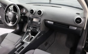 Audi A3 8P Hatchback 3d 2.0 TDI CR 140KM 2009 Audi A3 Climatronic, XENON, Komputer, Felgi Alu, El. Szyby, Centralny Zamek, zdjęcie 9