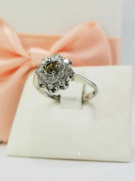 Złoty pierścionek z bardzo rzadkim zielonym brylantem.