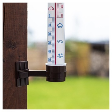 Коричневый термометр Biowin приклеен за окном