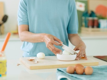 FISKARS Яйцерезка с чашей 1016126