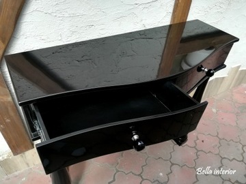 Глянцевая черная консоль