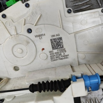 PORSCHE TAYCAN 9J1 2022 PRAVÁ STRANA ZÁMEK DVEŘE ZADNÍCH