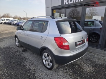 Skoda Fabia II Hatchback Facelifting 1.2 TSI 85KM 2011 Skoda Fabia SCOUT 1.2 Benzyna 86KM Serwis ASO 1.2 Benzyna 86KM, zdjęcie 6
