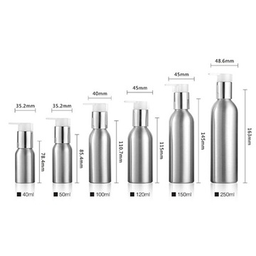 с 2 пустыми бутылками шампуня для душа