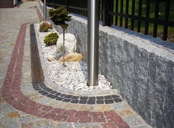 Колотый гранитный частокол, край 40см