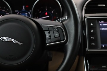 Jaguar XE Sedan 2.0 i4 163KM 2017 Jaguar XE E-Performance, Skóra, Navi, Klima, zdjęcie 17