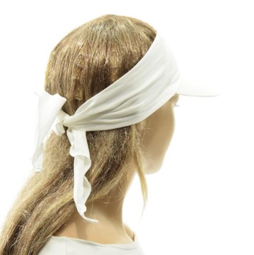 Женский шарф, завязанный с козырьком.