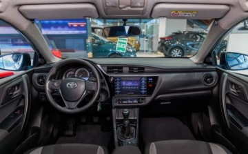 Toyota Auris II Hatchback 5d Facelifting 1.33 Dual VVT-i 99KM 2015 Toyota Auris 1.33 VVT-i Active 1.3 Benzyna 99KM, zdjęcie 5