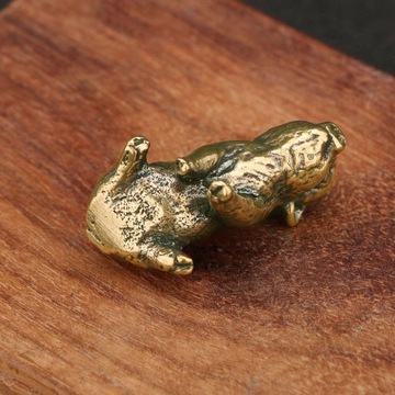 Декоративная миниатюра с латунной свиньей.