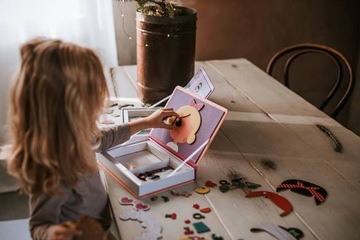 Магнитные пазлы Костюмы для девочек Магнитикнига Janod 3+, Janod