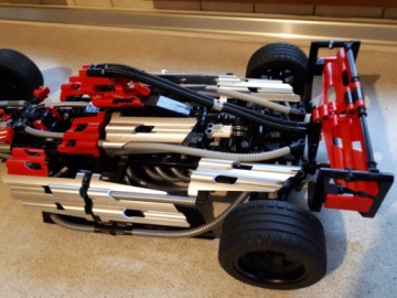 Автомобиль Формулы-1 LEGO Technic.