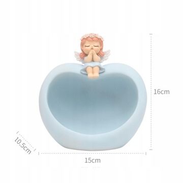 Ключи от статуи маленькой девочки на столе из смолы