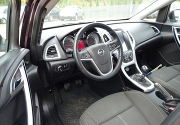 Opel Astra J Sports Tourer Facelifting 1.7 CDTI ECOTEC 110KM 2013 Opel Astra 1.7d-klimatron-duze radio-alu-0placony 1.7 Diesel 110KM, zdjęcie 1