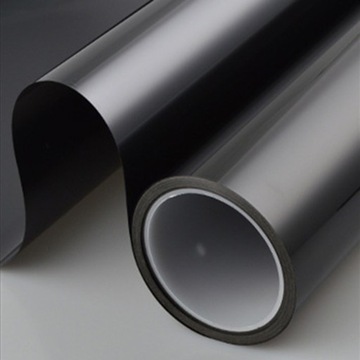 Затемняющая оконная пленка для защиты от солнца и конфиденциальности.