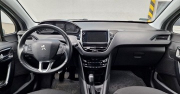 Peugeot 208 I Hatchback 5d Facelifting 1.2 PureTech 82KM 2017 Peugeot 208 Salon PL Faktura VAT Climatronic Czujnik deszczuzmierzchu 1.2, zdjęcie 24