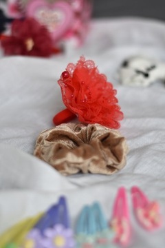 Красивый набор - резинки, зажимы, повязки, бантик в коробочке.