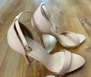 Лакированные босоножки кремового цвета, размер 39.
