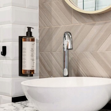 Настенный держатель для бутылок из черного пластика.