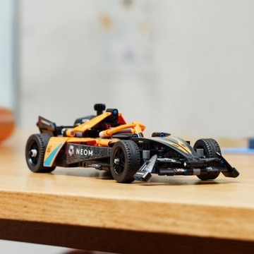 Блоки Technic 42169 NEOM McLaren Formula E Race Car