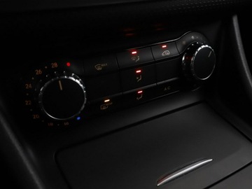 Mercedes Klasa A W176 Hatchback 5d 1.6 180 BlueEFFICIENCY 122KM 2014 Mercedes A 180 klimatyzacja półskóra kamera, zdjęcie 24