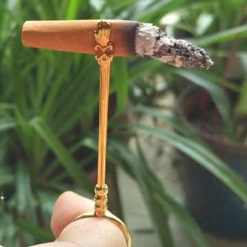 Женщина курит сигарету безымянный палец золотой S