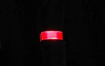 ПРИЗМАТИЧЕСКАЯ СВЕТООТРАЖАЮЩАЯ ЛЕНТА НА ПЛЕЧАХ И РУКАХ-ВЕЛКРО