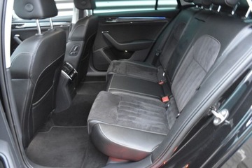 Skoda Superb III Kombi Facelifting 2.0 TSI 190KM 2021 Skoda Superb SalonPL Combi Style TSI 190KM DSG7 ACC Pakiety Matrix Alcanta, zdjęcie 32