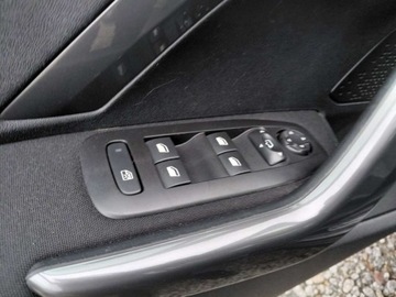 Peugeot 2008 I SUV Facelifting 1.2 PureTech 82KM 2018 Peugeot 2008 Tablet Kamera Klimatyzacja Sensor PDC 1.2 Benzyna 82KM, zdjęcie 9