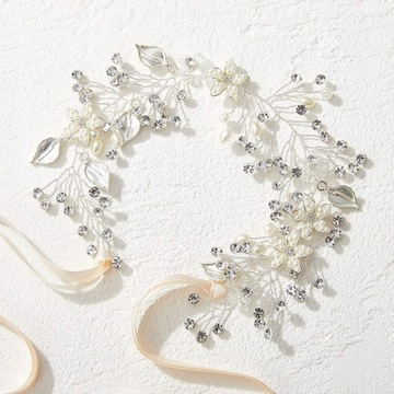 Венок для причастия в головном уборе цветочницы