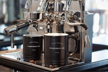 Фарфоровая кружка черная коврик Porsche Classic