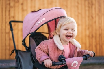 ДЕТСКИЙ ТРЕХКОЛЕСНЫЙ ДВИГАТЕЛЬ 2-в-1, ПОВОРОТНЫЙ НА 360°, С КОЗЫРЕКОМ LIONELO TRIS