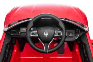 Красный автомобиль Maserati Ghibli