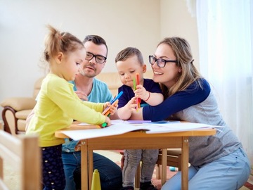 ZESTAW ARTYSTYCZNY PLASTYCZNY DO MALOWANIA KREDKI WALIZKA NIEBIESKI 144 EL