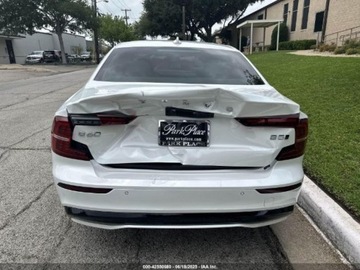 Volvo S60 III 2024 Volvo S60 B5 Plus Dark Theme 2024 2.0l 2.0 Benzyna 247KM, zdjęcie 3