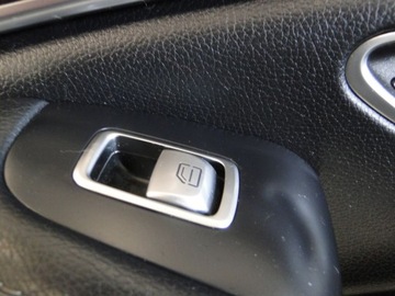 MERCEDES S TŘÍDA W222 TLAČÍTKO ZVEDÁNÍ SKEL