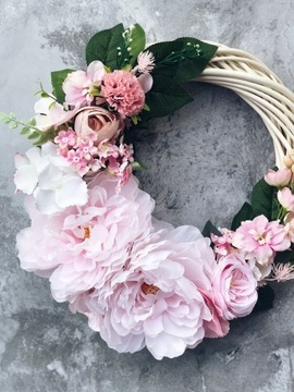 ЦВЕТОЧНЫЙ ВЕНОК НА ДВЕРЬ, ПЛЕТЕННОЕ ПЛАТЬЕ ИЗ ПИОНОВ