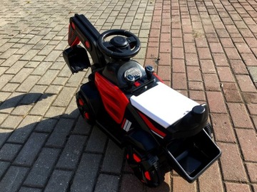 Детский экскаватор на аккумуляторах. Передвижной ковш.