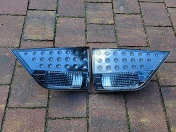 LAMPA W KLAPE PRAWY LEWY TYL MITSUBISHI OUTLANDER II LIFT