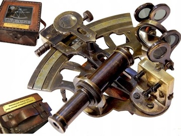 Секстан латунный в кожаной коробке.