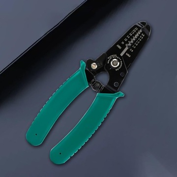 Набор мощных клещей и кусачек для точной работы.