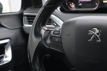 Peugeot 2008 I SUV Facelifting 1.2 PureTech 110KM 2016 Peugeot 2008 1.2 PureTech, Salon Polska, zdjęcie 15