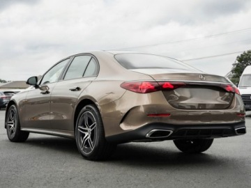 Mercedes Klasa E W214 Sedan 2.0 220d 197KM 2025 E Klasa 220 d 4-Matic AMG 2.0 (197KM) 2025, zdjęcie 4