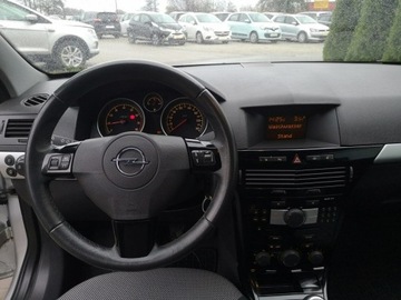 Opel Astra J Hatchback 5d 1.6 Twinport ECOTEC 115KM 2010 Opel Astra 1.6 16V 116 KM GTC Klima Parktronic Tem, zdjęcie 14