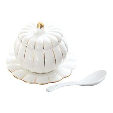 Ceramiczny garnek z gulaszem z dyni Ceramiczna zupa