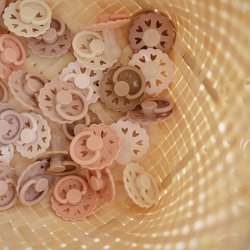 Резиновая соска FRIGG 0m+ Fairytale X H.C. Андерсен Новая одежда короля